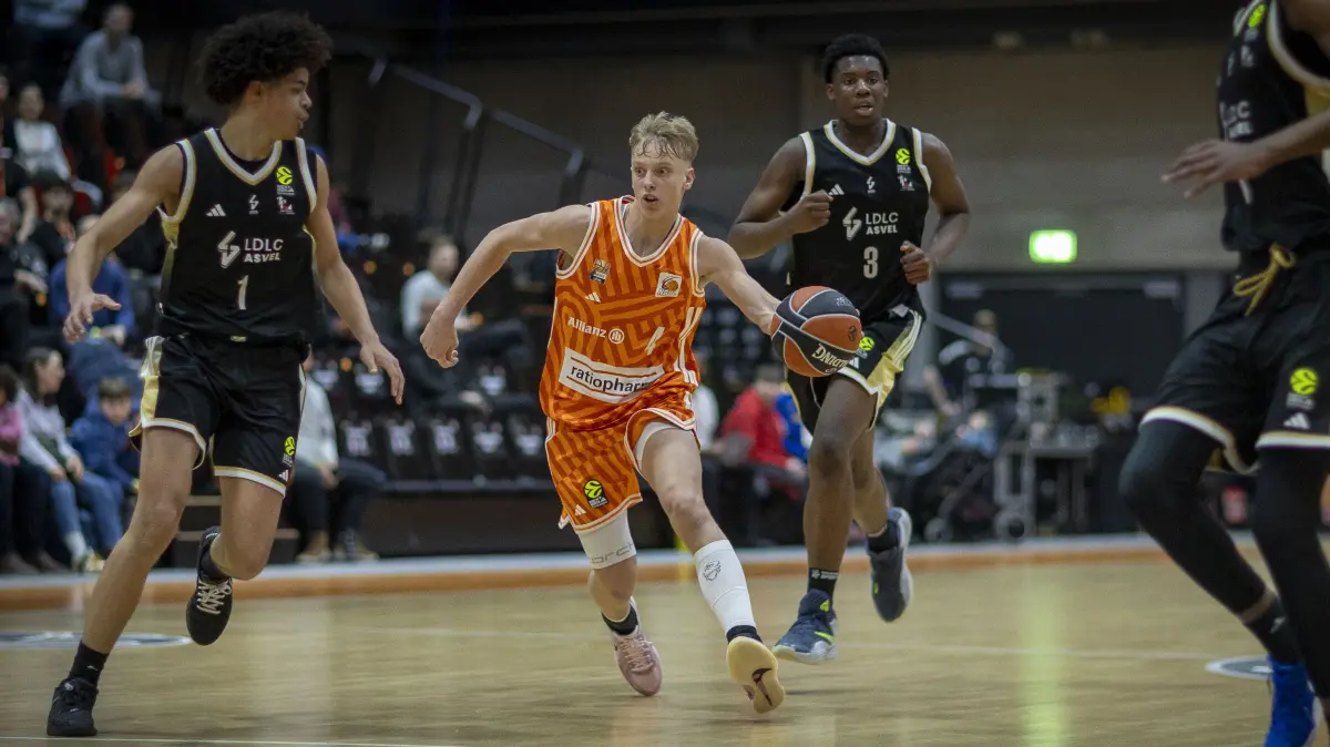 Basketball, das ANGE-Turnier am Campus: So war die Talentschau zu Gast bei BBU 01 - U18 ratiopharm Ulm (orange) - Asvel Lyon-Villeurbanne (schwarz)