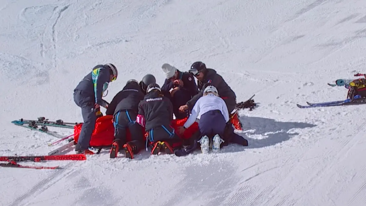 Olympische Winterspiele 2026: SCREENSHOT - 08.02.2026, Italien, Cortina d'Ampezzo: Olympia, Olympische Winterspiele Mailand Cortina 2026, Ski alpin, Abfahrt, Frauen, auf diesem von der Olympic Broadcasting Services (OBS) zur Verfügung gestellten Foto wird Lindsey Vonn (USA) nach ihrem Sturz auf die Evakuierung mit einem Helikopter vorbereitet. Foto: Uncredited/Olympic Broadcasting Services via AP/dpa - ACHTUNG: Nur zur redaktionellen Verwendung bis zum 22.02.2026 und nur mit vollständiger Nennung des vorstehenden Credits +++ dpa-Bildfunk +++