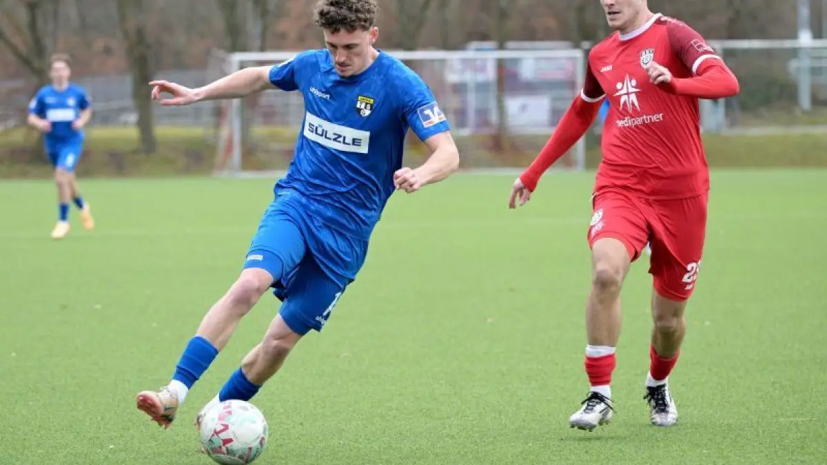 Winterneuzugang David Girmann (li.), hier im Zweikampf mit Nedim Pepic, lieferte eine überzeugende Partie und brachte Balingen im Testpiel mit 1:0 gegen Reutlingen in Führung.