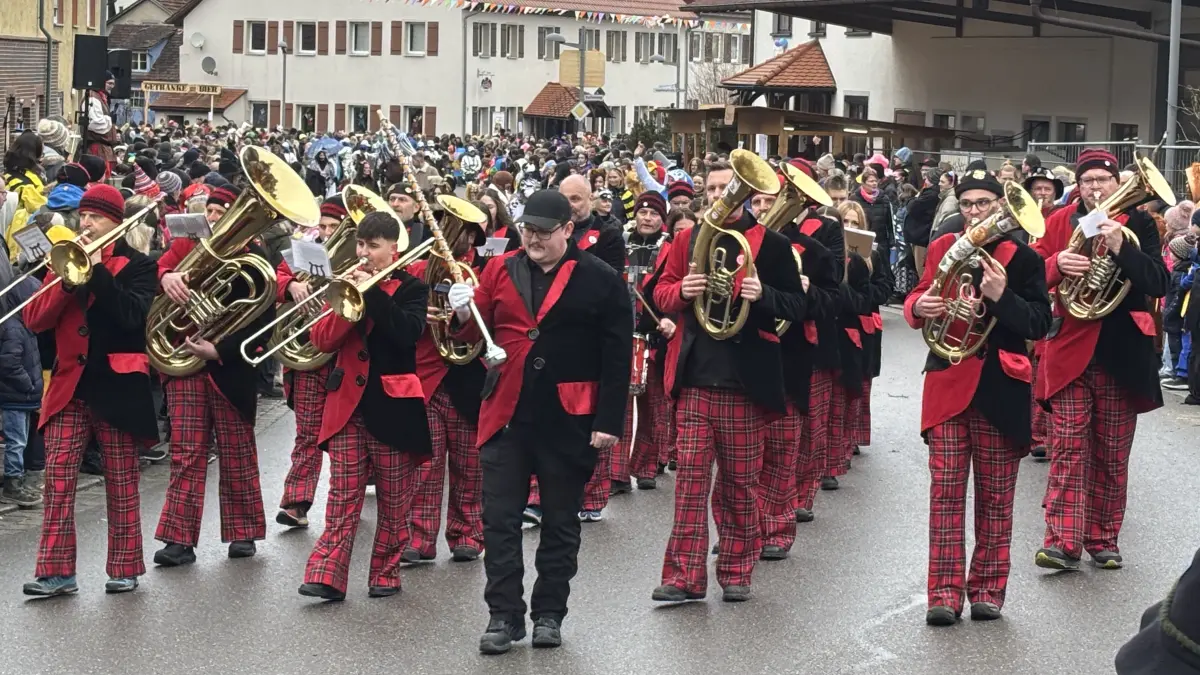 Die örtlichen Dorfmusikanten eröffneten den Narrensprung in Oberstetten.