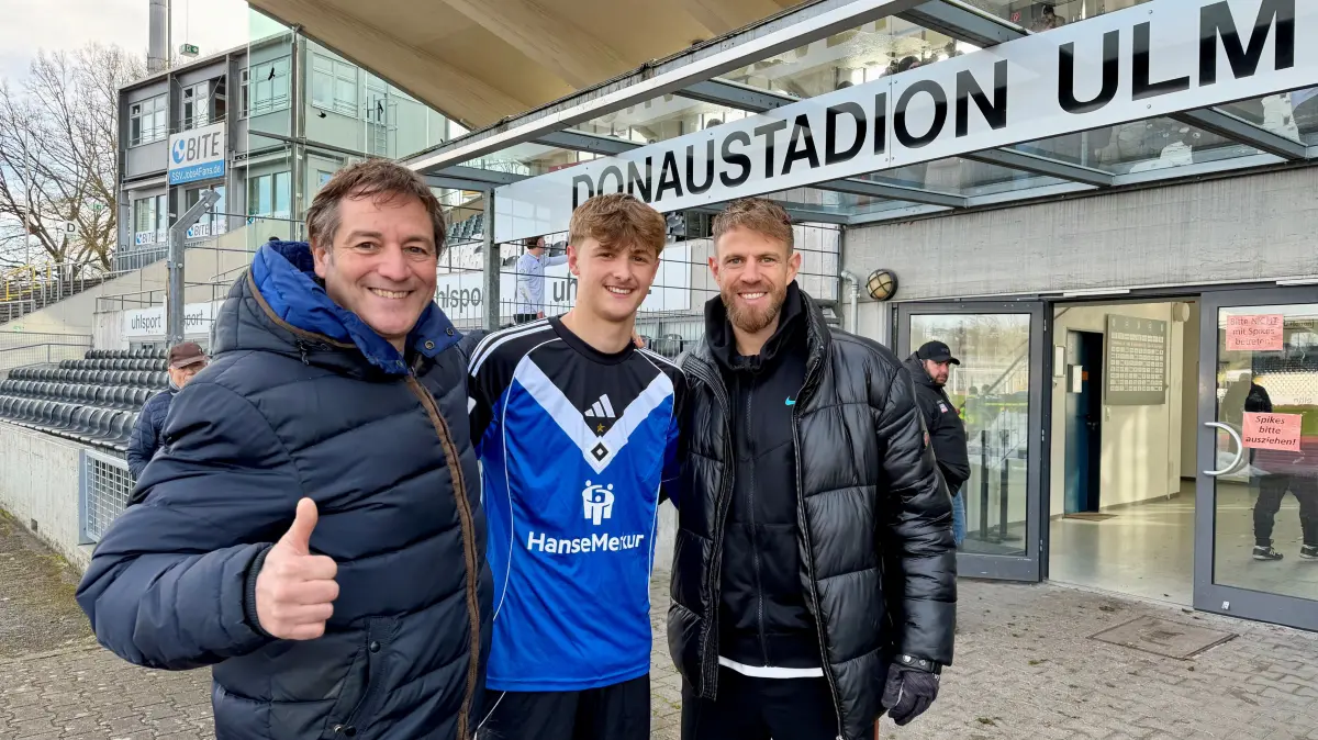 HSV-Talent Louis Lemke (hier mit Peter Trefzger und Johannes Reichert r.) war mit der U19 zu Gast im Donaustadion. Das Spiel in Ulm hatte für den 16-Jährigen eine besondere Bedeutung: Schließlich ist sein Vater in Ulm aufgewachsen und spielte einst für den SSV.