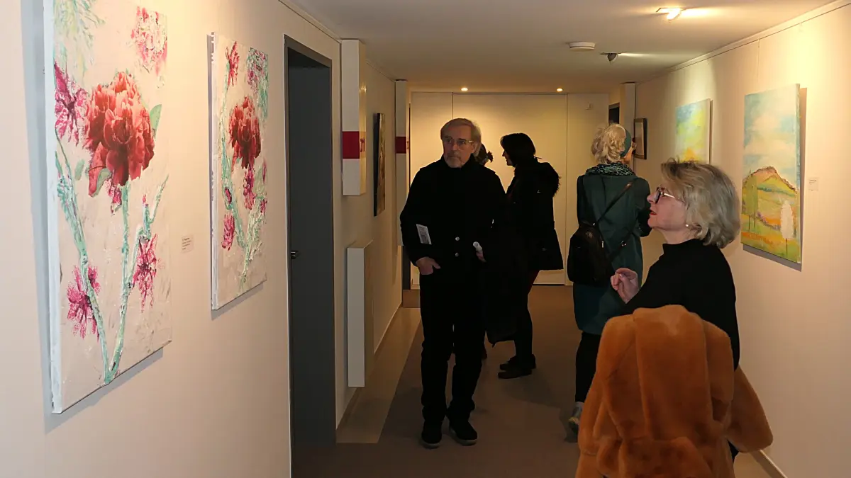 Über drei Stockwerke verteilt sind im Schelklinger Hotel HGS3 Bilder von sieben Künstlerinnen zu sehen.
