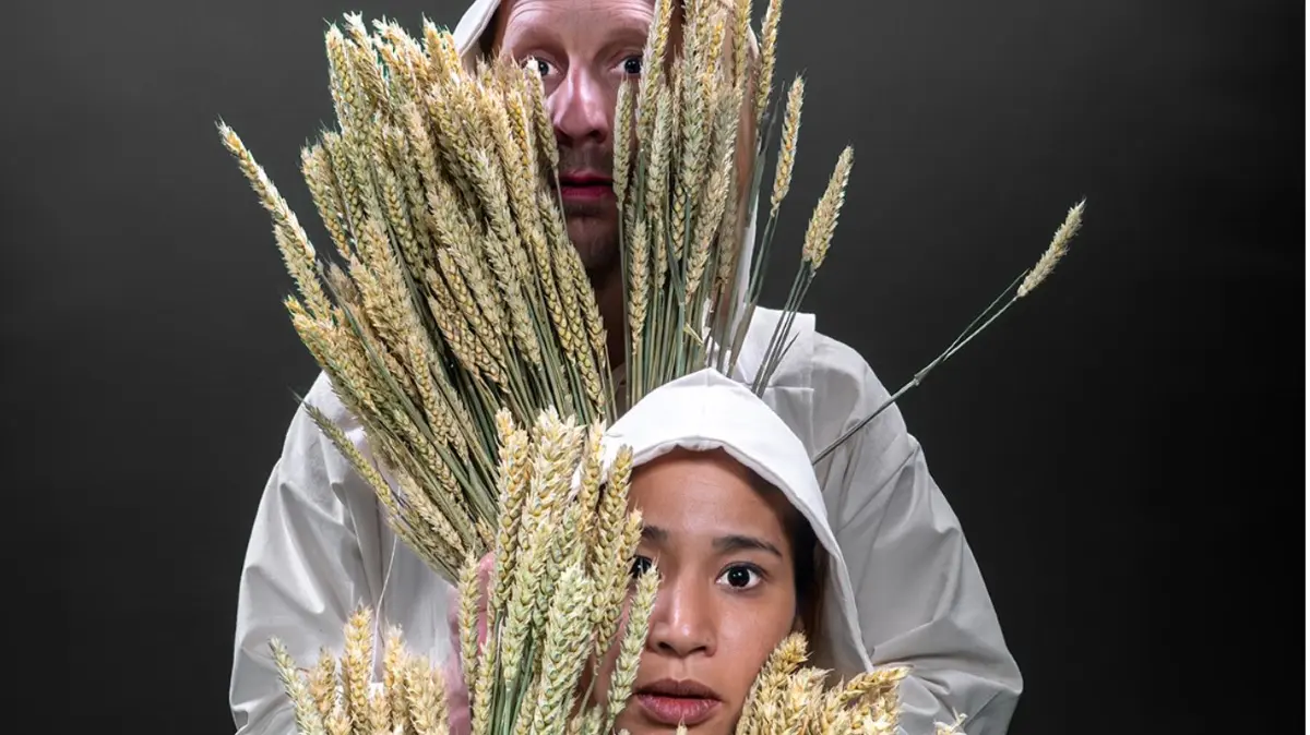 Mensch, Tier und Pflanze im Museum: Das Post Theater aus Berlin zeigt die Performance "Zeitreise: 6000 Jahre Breaking Bread" (links), Bärbel Rothhaar (hier ihr Werk "Aphrodite") ist in der Bienen-Ausstellung vertreten.