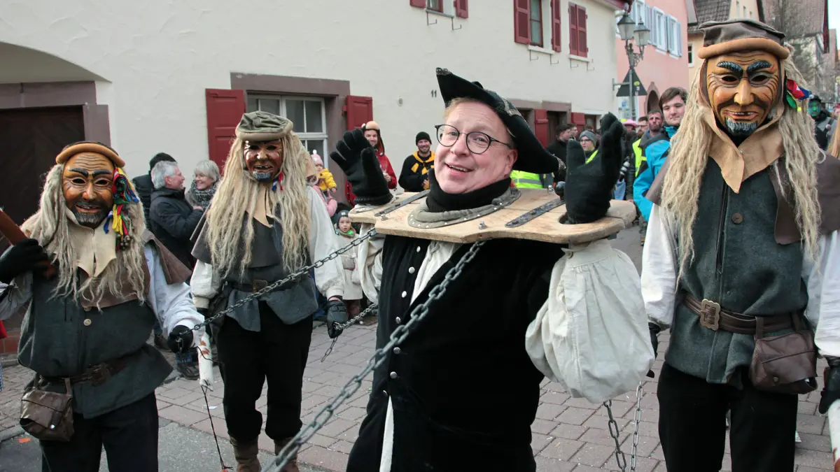 Die Schurkenfänger zerren den ehemaligen Stadtpfarrer Timo Stahl vor das Narrengericht.
