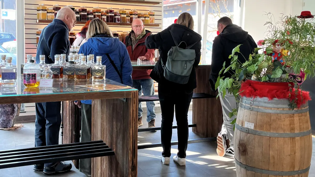 Die Brände, Liköre und Whiskys aus Regglisweiler erobern inzwischen weit mehr als die Region Donau-Iller.