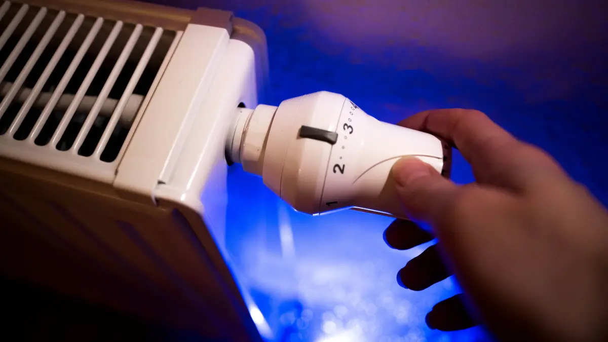 Eine Heizung wird eingestellt (gestellte Szene). Seit Russlands Angriff auf die Ukraine haben sich die Energiekosten erhöht (zu dpa: «Weniger Fernwärme in Thüringen verbraucht») +++ dpa-Bildfunk +++