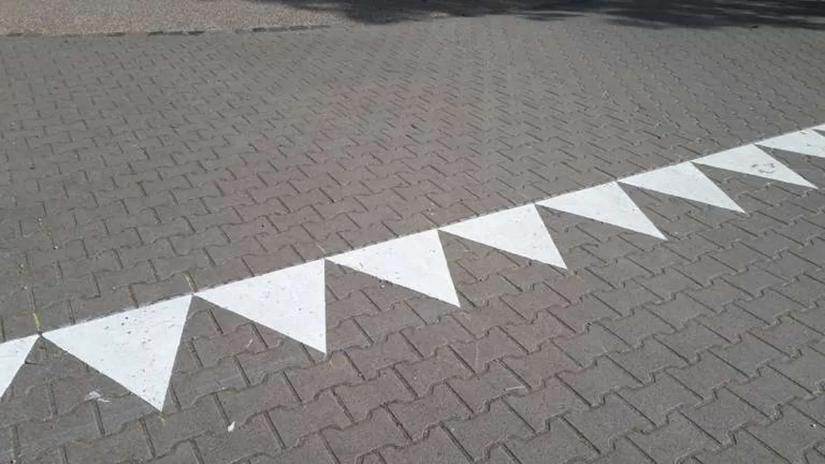 Das Zeichen hebt eine Wartepflicht hervor. Diese kann etwa an einer Kreuzung druch die Rechts-vor-links-Regelung bestehen. Funfact: Das Zeichen heißt auch offiziell „Haifischzähne“.