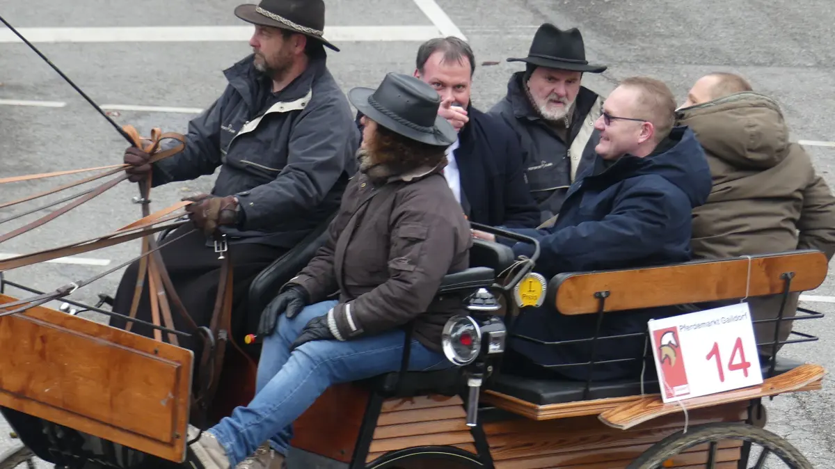Bürgermeister Peter Keilhofer (Mitte links) beim Pferdemarkt-Umzug in Gaildorf.