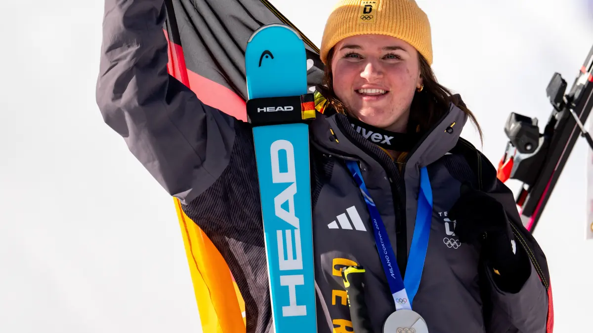 AICHER Emma (Deutschland) jubelt bei der Siegerehrung auf dem Podium mit Silber Medaille ueber Platz 2,
ITA, Olympische Spiele Milano Cortina 2026, Olympia, Ski Alpin, Abfahrt Damen, 08.02.2026
Foto: Eibner-Pressefoto/Michael Memmler