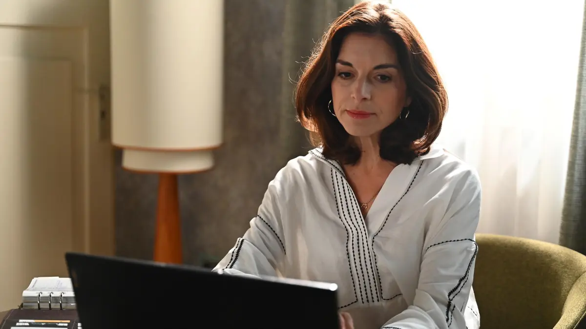 Gabriella (Bianca Hein) verheimlicht ihrer Mutter Simone (Tatjana Clasing), dass sie Gefühle für Kilian hat.