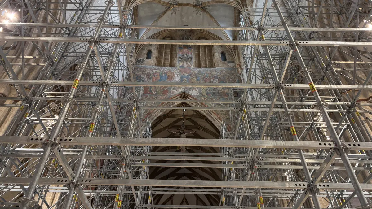 Gerüst im Ulmer Münster am 9. Februar 2026, zweite Woche nach den Beginn des Aufstellens