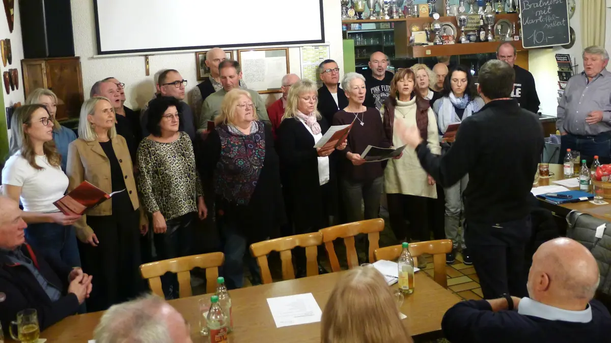 Der Gruoler Chor Vocalis pur übte bei seiner Hauptversammlung schon mal für ein musikalisches Ereignis, das Anfang Mai im Saalbau Löwen über die Bühne gehen soll