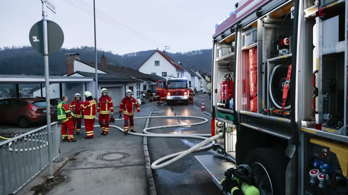 Geislingen, Karlstraße, Sperrmüllbrand auf einem Balkon, Feuerwehr im Einsatz
