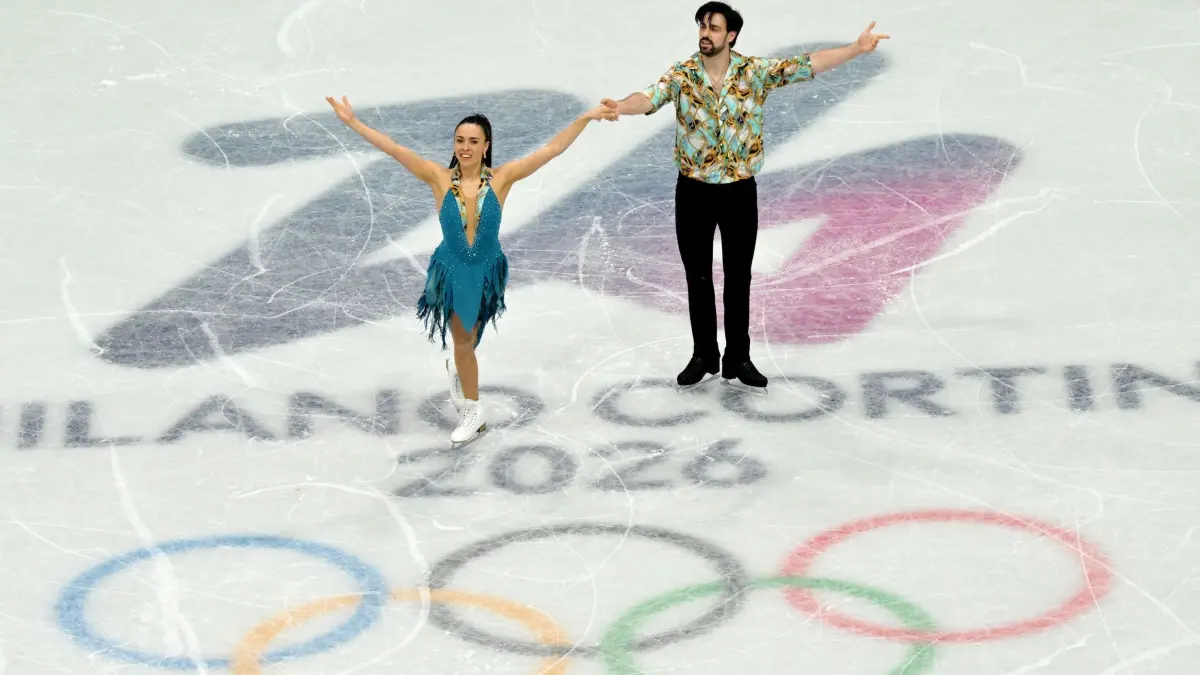 Olympische Winterspiele 2026: 09.02.2026, Italien, Mailand: Olympia, Olympische Winterspiele Mailand Cortina 2026, Eiskunstlauf, Eistanz, Kurzprogramm, Jennifer Janse van Rensburg und Benjamin Steffan stehen auf dem Eis. Foto: Peter Kneffel/dpa +++ dpa-Bildfunk +++