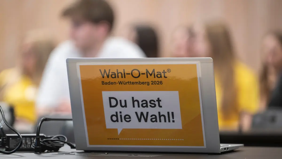 Vorstellung des Wahl-O-Mat zur Landtagswahl: 09.02.2026, Baden-Württemberg, Stuttgart: Teilnehmende einer Pressekonferenz zur Vorstellung des Wahl-O-Mat zur kommenden Landtagswahl in Baden-Württemberg, sitzten hinter einem Notebook, auf dem ein Wahl-O-Mat Aufkleber zu sehen ist. Der Wahl-O-Mat der Landeszentrale für politische Bildung Baden-Württemberg wurde in einer Pressekonferenz vorgestellt. Foto: Marijan Murat/dpa +++ dpa-Bildfunk +++