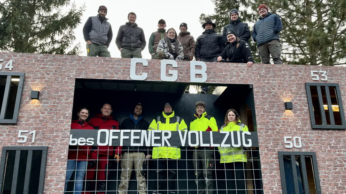 "Container Gerabronn" aus Bühlerzell-Gerabronn baut seinen Umzugswagen für den Fasching