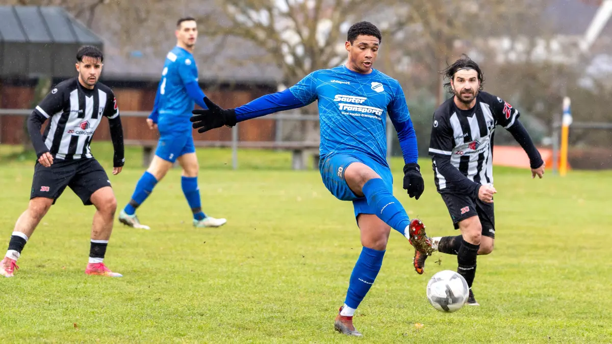 Vielseitig einsetzbar, physisch präsent, technisch stark: Das schätzt die SGE an Thomas Stehle (blaues Trikot, am Ball).