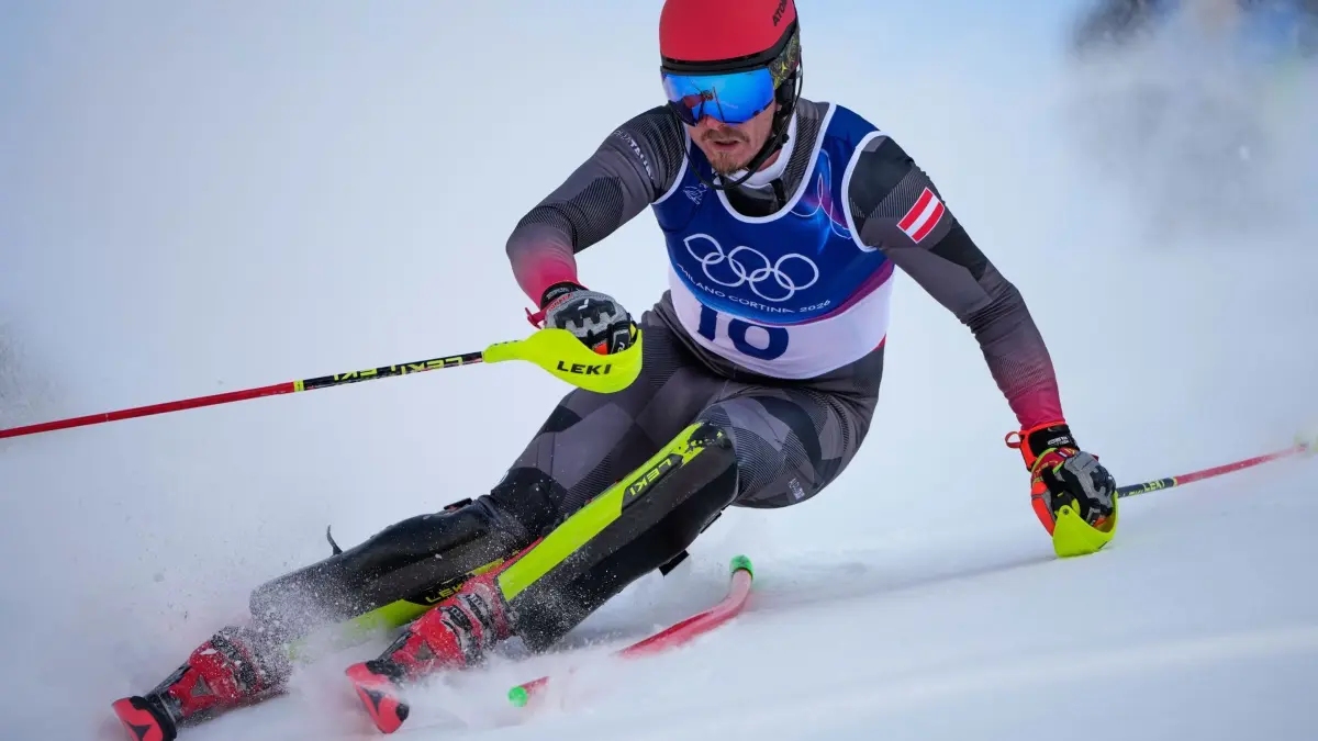 Olympische Winterspiele 2026: 09.02.2026, Italien, Bormio: Olympia, Olympische Winterspiele Mailand Cortina 2026, Ski alpin, Team, Männer, Slalom, Manuel Feller (Österreich) fährt im Slalom der Team-Kombination die Strecke hinunter. Foto: John Locher/AP/dpa +++ dpa-Bildfunk +++