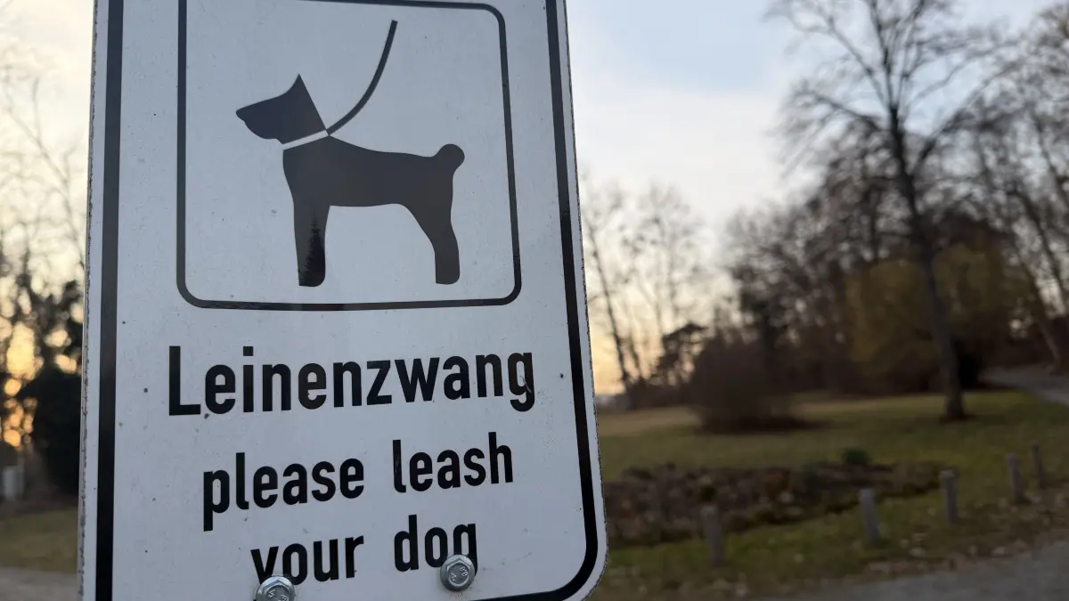 Das Halten eines Hundes wird von den Gemeinden reglementiert, und das gilt nicht nur für die Hundesteuer. Am Eingang zum Fürstengarten in Hechingen weist etwa ein Schild auf den Leinenzwang hin, und das sogar zweisprachig und mit Grafik, sodass es auch die letzten Gassigeher verstehen können.