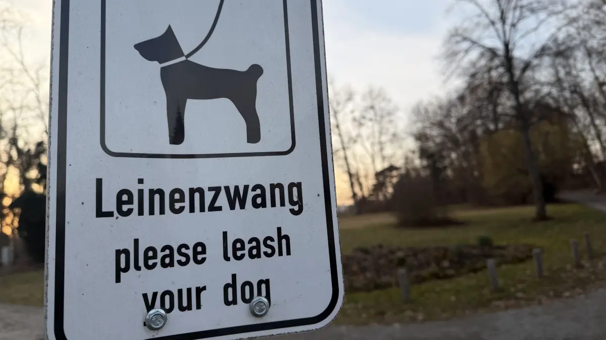Das Halten eines Hundes wird von den Gemeinden reglementiert, und das gilt nicht nur für die Hundesteuer. Am Eingang zum Fürstengarten in Hechingen weist etwa ein Schild auf den Leinenzwang hin, und das sogar zweisprachig und mit Grafik, sodass es auch die letzten Gassigeher verstehen können.