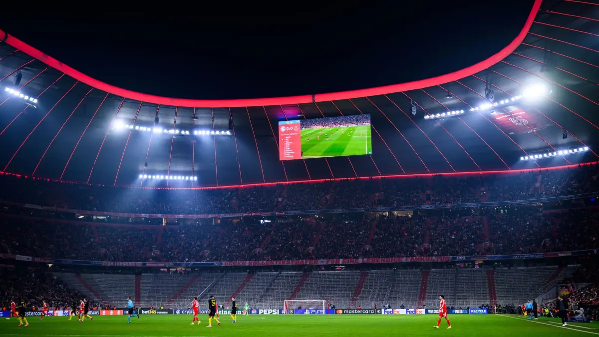Bayern München - Union St. Gilloise: ARCHIV - 21.01.2026, Bayern, München: Fußball: Champions League, Bayern München - Union St. Gilloise, Vorrunde, 7. Spieltag, Allianz Arena. Die leere Südkurve des FC Bayern München ist während dem Spiel mit dem Banner "Gegen Kollektivstrafen - Für eine lebendige Fankultur" zu sehen. Die UEFA hatte nach erneuten Pyrotechnik-Vorfällen eine Sperrung der Blöcke 111 bis 114 verhängt, die der Klub aus organisatorischen Gründen auf den gesamten Unterrang ausgeweitet hat. Diesmal könnten aus anderen Gründen Plätze leer bleiben. (zu dpa: «Wegen Streiks: Wie regelt München die Anreise für Pokal-Hit?») Foto: Tom Weller/dpa +++ dpa-Bildfunk +++