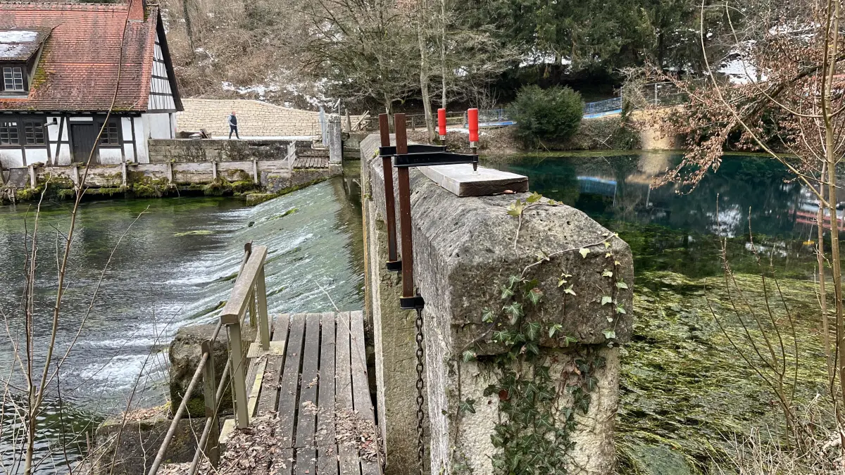 Die Fallenstöcke des Blautopf-Wehrs sind brüchig. Das Wasserrad und sein Zulauf müssen auch erneuert werden.