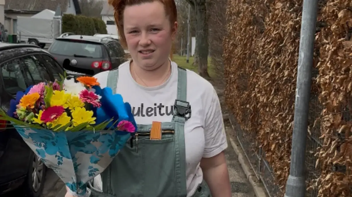 Mit einem Blumenstrauß macht sich Cindy auf den Weg zu ihrem Hater.