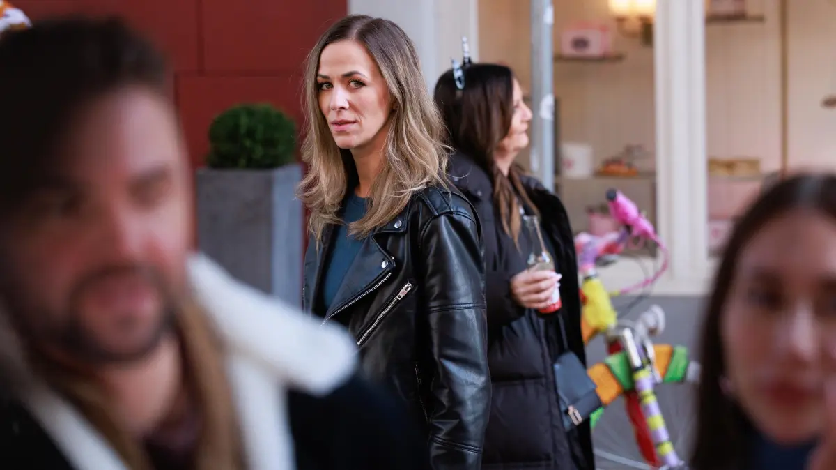 Sina ahnt nicht, dass sie mit ihrem kleinen Rollentausch in Micaelas Visier rückt. Bambi (Ben Heinrich), Samira (Samira Yavuz), Micaela (Ria Kovco)