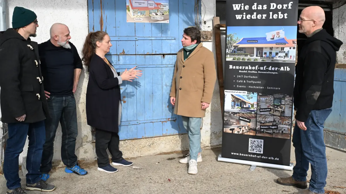 Grünen-Spitzenkandidat Tobias Hocke-Beck bei der Besichtigung des "Bauernhofs auf der Alb".