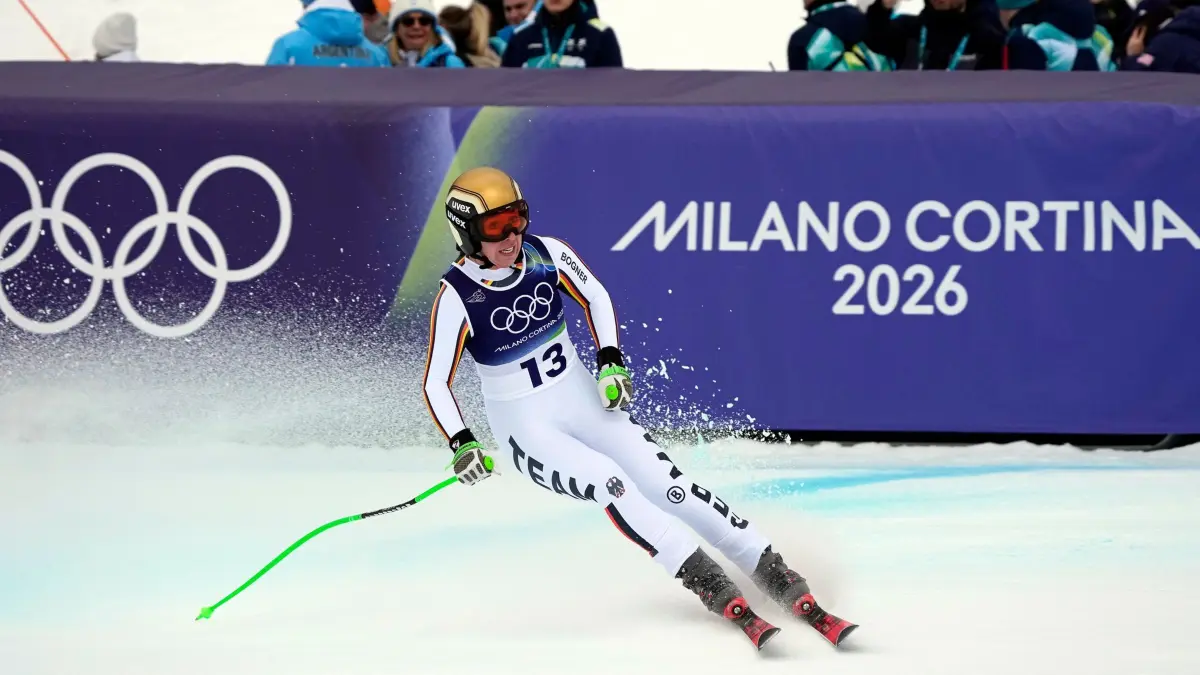 Olympische Winterspiele 2026: 10.02.2026, Italien, Cortina D'ampezzo: Olympia, Olympische Winterspiele Mailand Cortina 2026, Ski alpin, Tofane, Team-Kombination, Frauen, Abfahrt, Kira Weidle-Winkelmann (Deutschland) reagiert im Zielbereich. Foto: Andy Wong/AP/dpa +++ dpa-Bildfunk +++