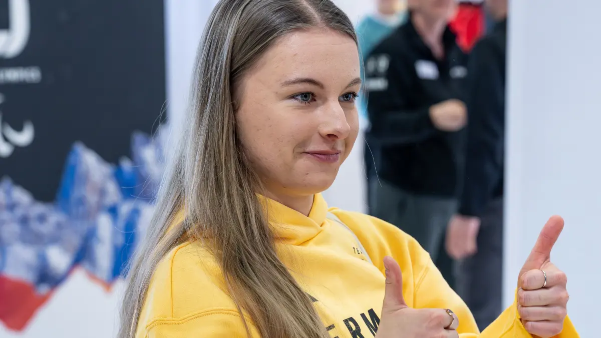 Emma Weiss (DOSB-Olympiakader Deutscher Ski Verband DSV, Ski Freestyle, Freestyle Club Zollernalb) Geste / Gestik Daumen hoch / Portrait / Portraet
GER, DOSB Olympia-Einkleidung Team Deutschland, Mailand Cortina 2026, 20.01.2026.
Foto: Eibner-Pressefoto/Franz Feiner