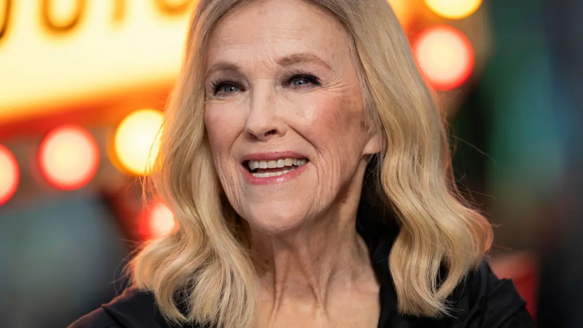 Catherine O'Hara: ARCHIV - 29.08.2024, Großbritannien, London: Schauspielerin Catherine O'Hara kommt zur britischen Premiere von «Beetlejuice Beetlejuice». O'Hara ist im Alter von 71 Jahren gestorben. (zu dpa: ««Kevin - Allein zu Haus»-Star O'Hara - Tod durch Embolie») Foto: Scott A Garfitt/Invision/AP/dpa +++ dpa-Bildfunk +++