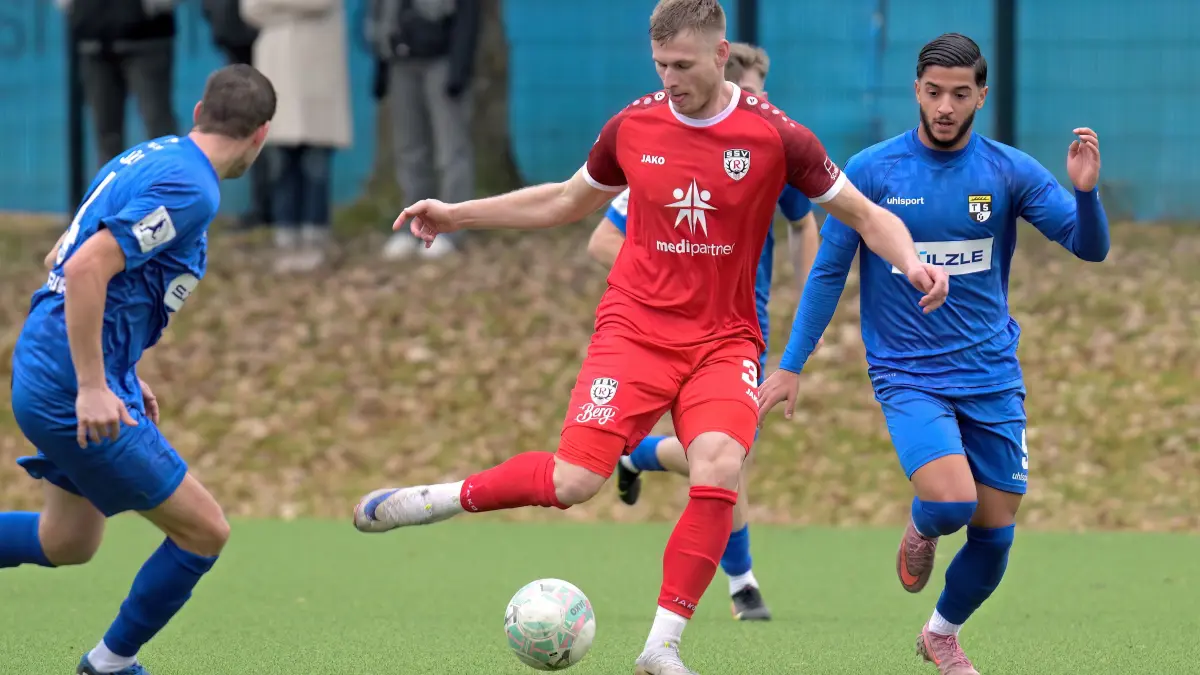 Fussball Vorbereitungsspiel | SSV Reutlingen vs. TSG Balingen: Fussball / Testspiel | SSV Reutlingen (rot) vs. TSG Balingen (bau) // 2026-02-08 // #31 Marcel Soekler (SSV Reutlingen) / #9 Zeki Goerkem Koca (TSG Balingen), re / #4 Marvin Jaeger (TSG Balingen), li