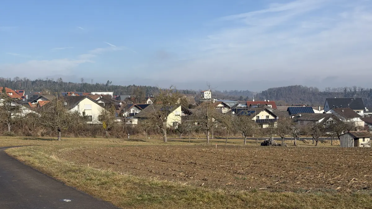 Auf dieser Fläche bei Bietenhausen könnte ein 31 Meter hoher Funkmast entstehen. Der Acker befindet sich in privatem Besitz.