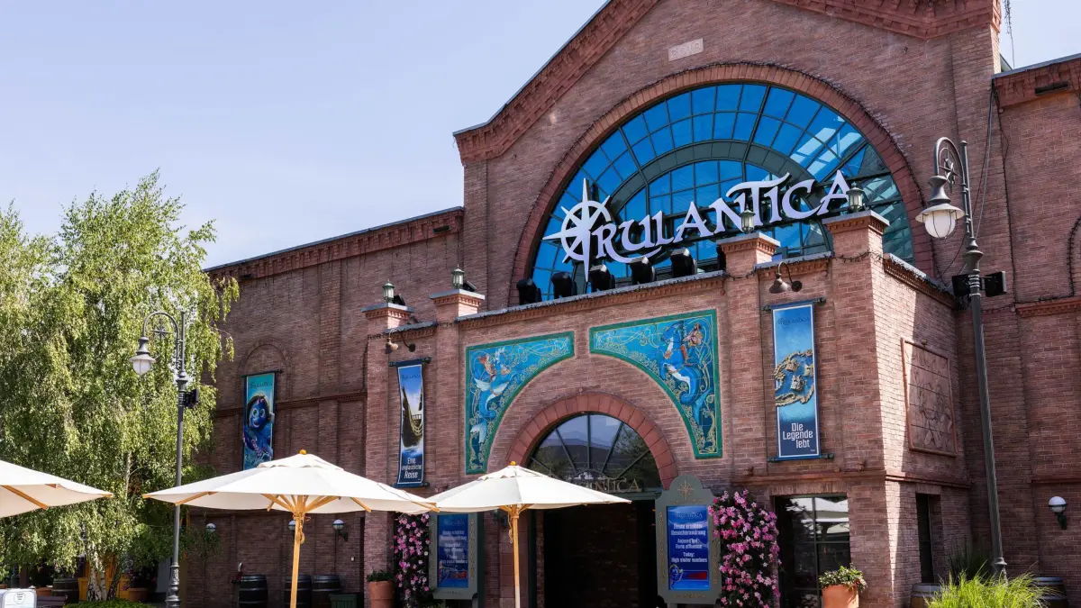14.08.2025, Baden-Württemberg, Rust: Der Schriftzug "Rulantica" ist über dem Eingang des gleichnamigen Spaßbads des Europa-Parks zu sehen. Ein mutmaßlicher Täter hatte ein sechsjähriges Mädchen am Wochenende (09./10.08.2025) aus dem Freizeitbad gelockt und sexuell missbraucht. Foto: Philipp von Ditfurth/dpa +++ dpa-Bildfunk +++