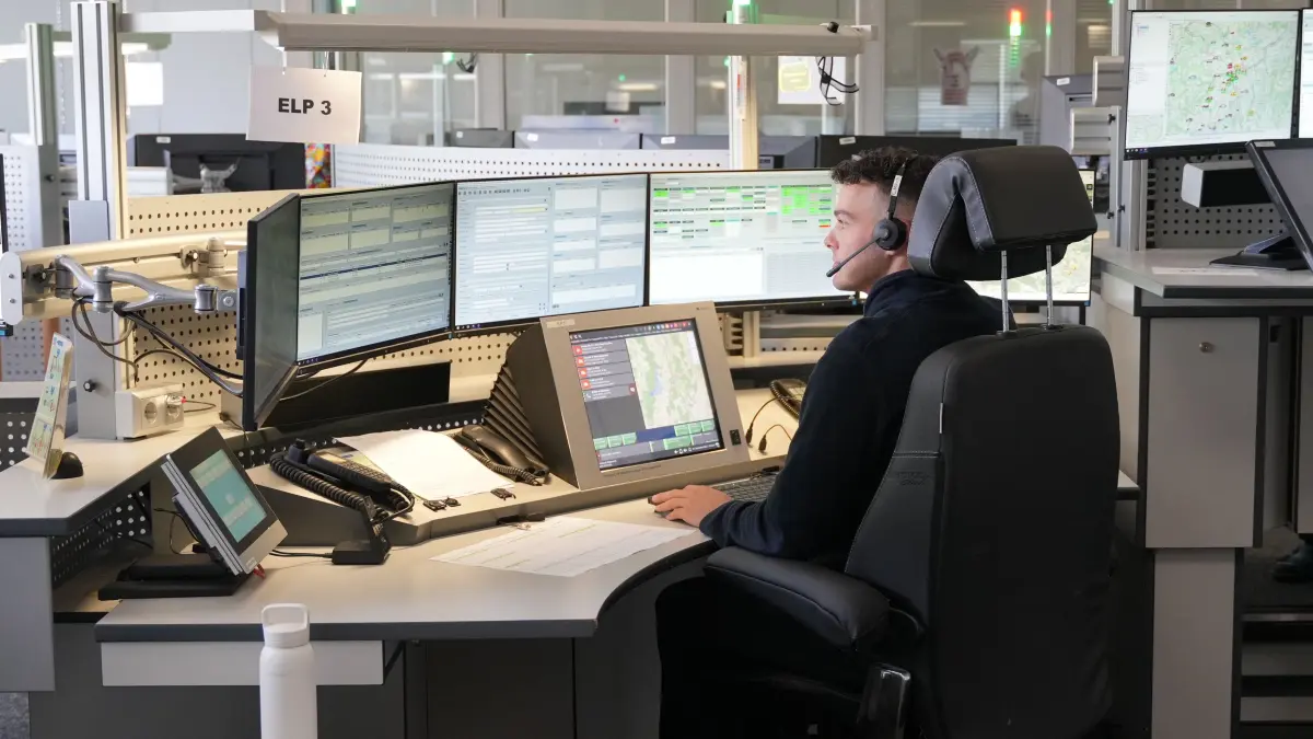 Blick in die Leitstelle: An Abfrageplätzen wie diesem nehmen die Disponenten Notrufe entgegen und haben alle Rettungsmittel im Blick.