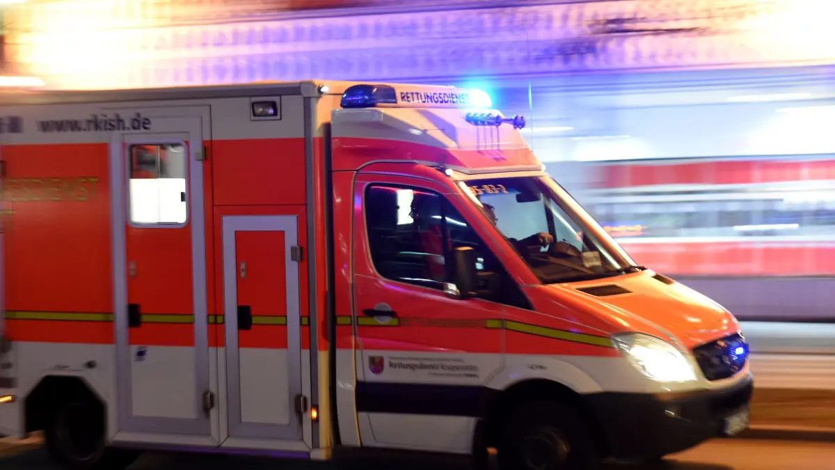 Rettungswagen: ARCHIV - 01.11.2015, Schleswig-Holstein, Kiel: Ein Rettungswagen fährt durch die Stadt. (zu dpa: «Vier Verletzte nach Kollision bei riskantem Überholen») Foto: Carsten Rehder/dpa +++ dpa-Bildfunk +++