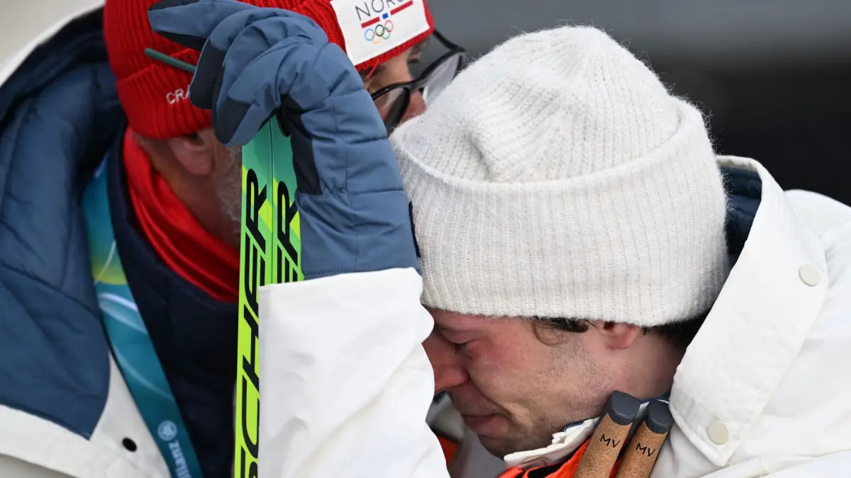 Olympische Winterspiele 2026: 10.02.2026, Italien, Antholz: Olympia, Olympische Winterspiele Mailand Cortina 2026, Biathlon, Einzel 20 km, Männer, Sturla Holm Laegreid aus Norwegen reagiert emotional. Foto: Hendrik Schmidt/dpa +++ dpa-Bildfunk +++