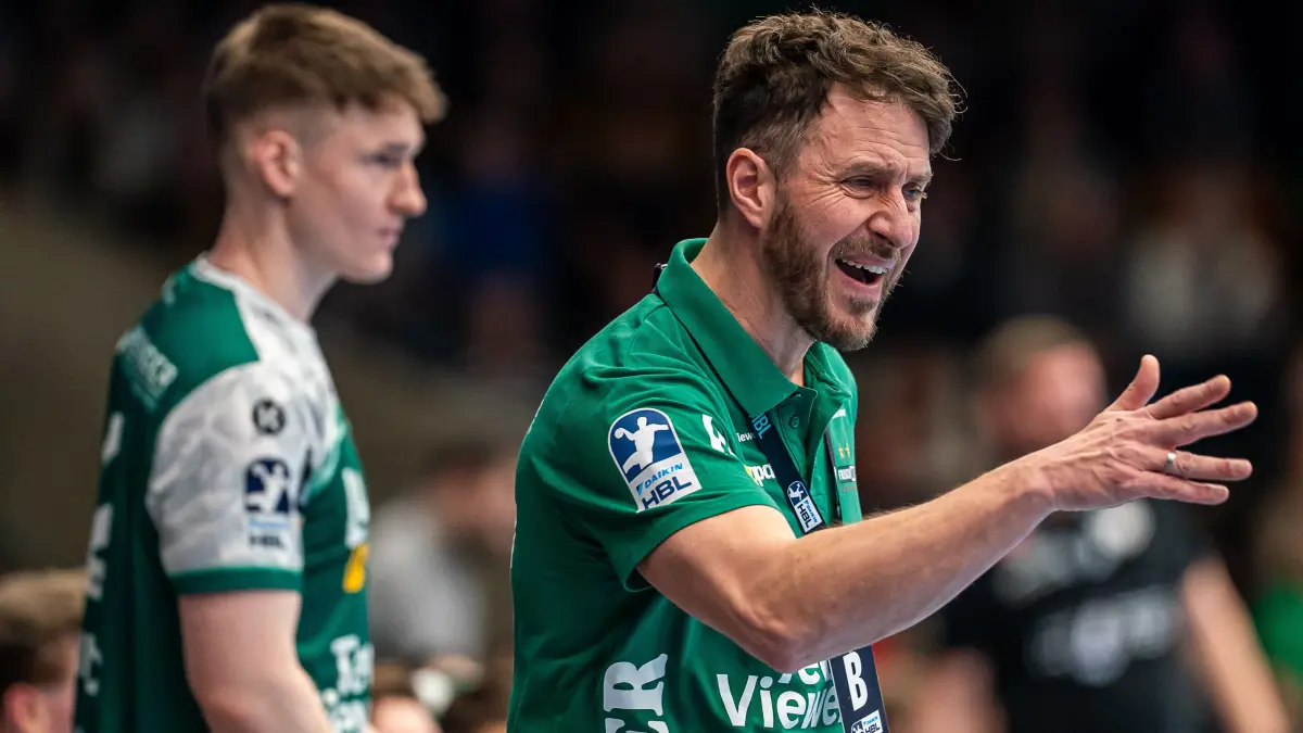 Frisch Auf Goeppingen vs. GWD Minden, Handball, 1. Bundesliga, Herren, Spielzeit 2025/2026, 10.02.2026: Ben Matschke, Cheftrainer (Frisch Auf Goeppingen) gibt Anweisungen von der Bank, Frisch Auf Goeppingen vs. GWD Minden, Handball, 1. Bundesliga, Herren, Spielzeit 2025/2026, 10.02.2026,
Foto: Eibner-Pressefoto/Michael Schmidt