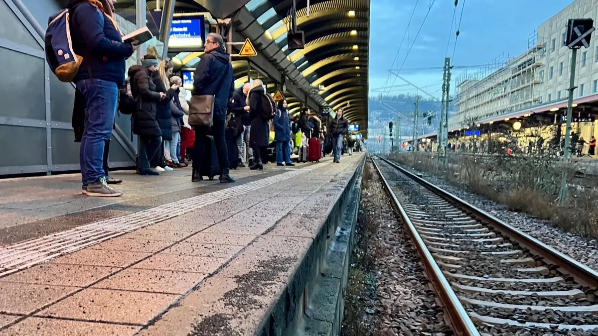 Reisende warten am Ulmer Hauptbahnhof.