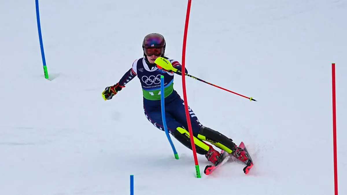 Olympische Winterspiele 2026: 10.02.2026, Italien, Cortina D'ampezzo: Olympia, Olympische Winterspiele Mailand Cortina 2026, Ski alpin, Tofane, Team-Kombination, Frauen, Slalom, Mikaela Shiffrin (USA) in Aktion. Foto: Michael Kappeler/dpa +++ dpa-Bildfunk +++