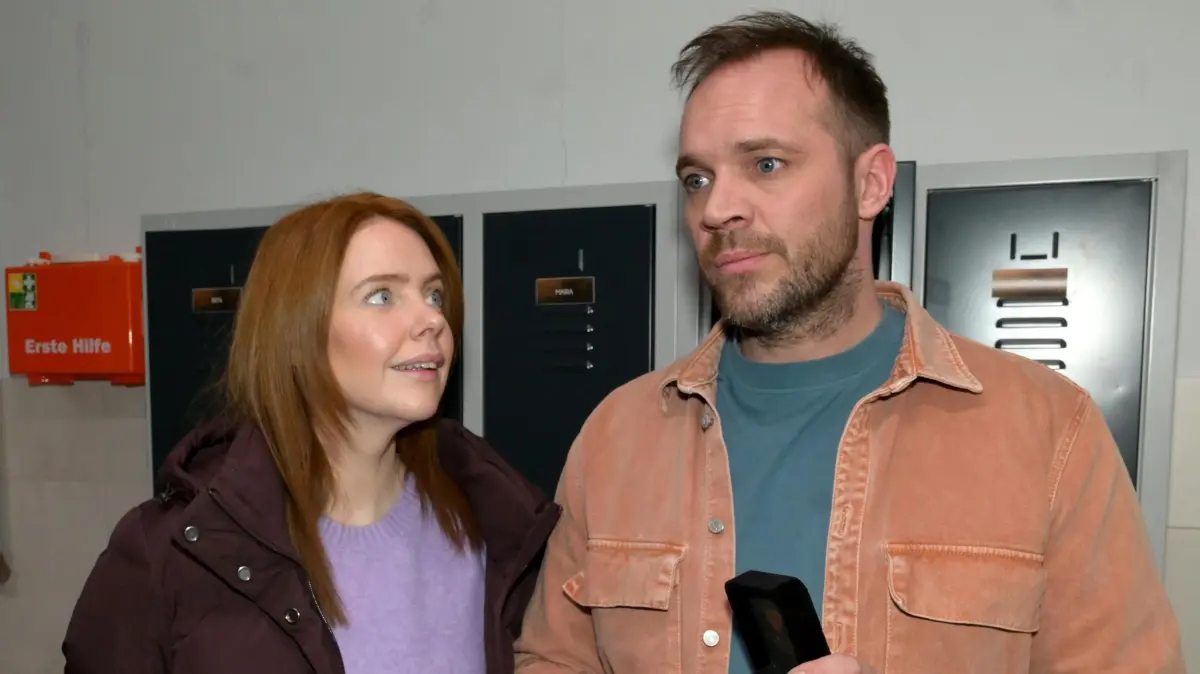 Erik (Patrick Heinrich) kommt wegen einer Kette vor Toni (Olivia Marei) in Bedrängnis.