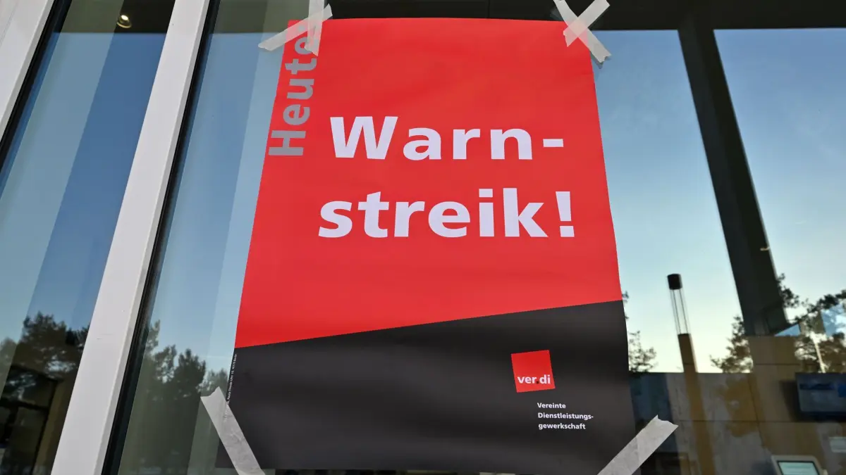 Verdi-Warnstreiks im öffentlichen Dienst - Thüringen: 10.02.2026, Thüringen, Jena: "Warnstreik" steht auf dem Plakat am Eingang zum Uniklinikum Jena. Verdi hat zu Warnstreiks im öffentlichen Dienst aufgerufen. Unikliniken sind ein Bereich, der bestreikt werden soll. Foto: Martin Schutt/dpa +++ dpa-Bildfunk +++