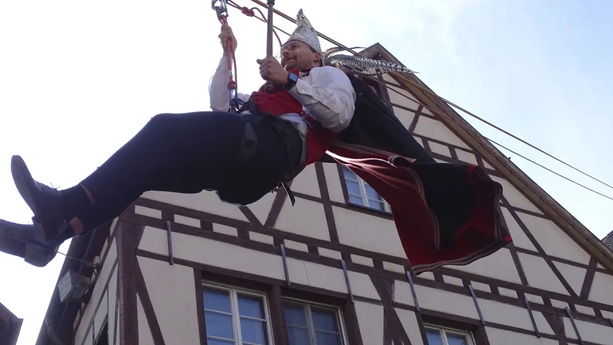 Narrengottesdienst und Rathaussturm in Wiesensteig 2025 - Das Prinzenpaar und der Hofnarr flogen mutig übers Städtle. Aus dem Dachgiebelfenster des Spitals flogen sie direkt in den Rathaussaal.