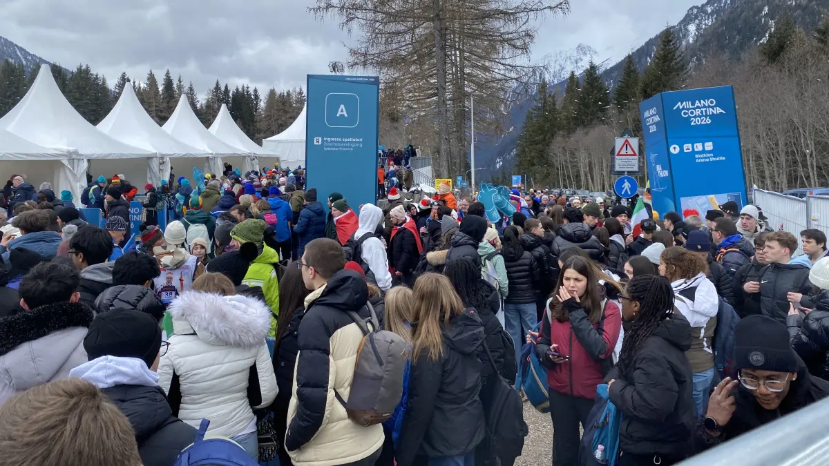 Massen vor dem Eingang zum Biathlon: Die müssen vor dem Rennen erst mal hochgeschafft und nachher wieder abtransportiert werden.