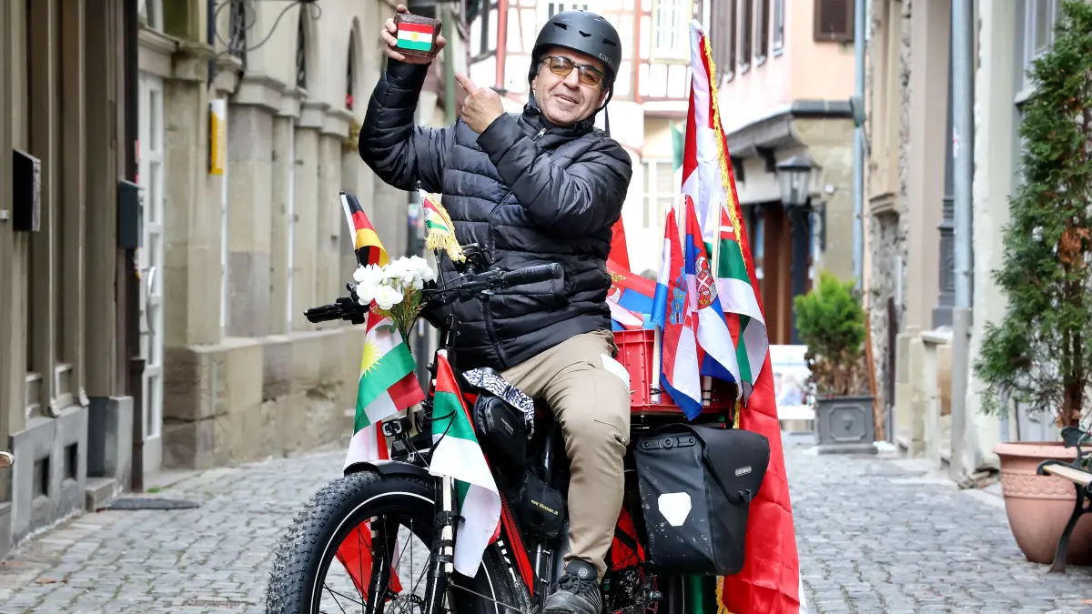 Salar Anwar Hamad Ameen will mit dem Fahrrad von Schwäbisch Hall bis in den Irak fahren, in die kurdische Hauptstadt Erbil. Etwa 3600 Kilometer liegen vor ihm. Wenn er ankommt, richtet die Stadt Erbil ein großes Fest für ihn aus. Ken Swiers hilft ihm bei den Vorbereitungen.