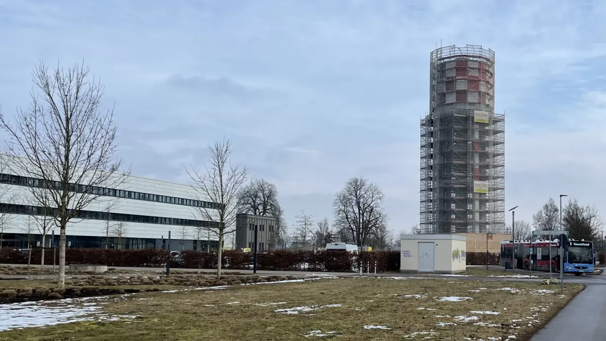 Steht zwar leer, aber unter Denkmalschutz: der Wasserturm im Neu-Ulmer Wiley neben der Hochschule HNU.