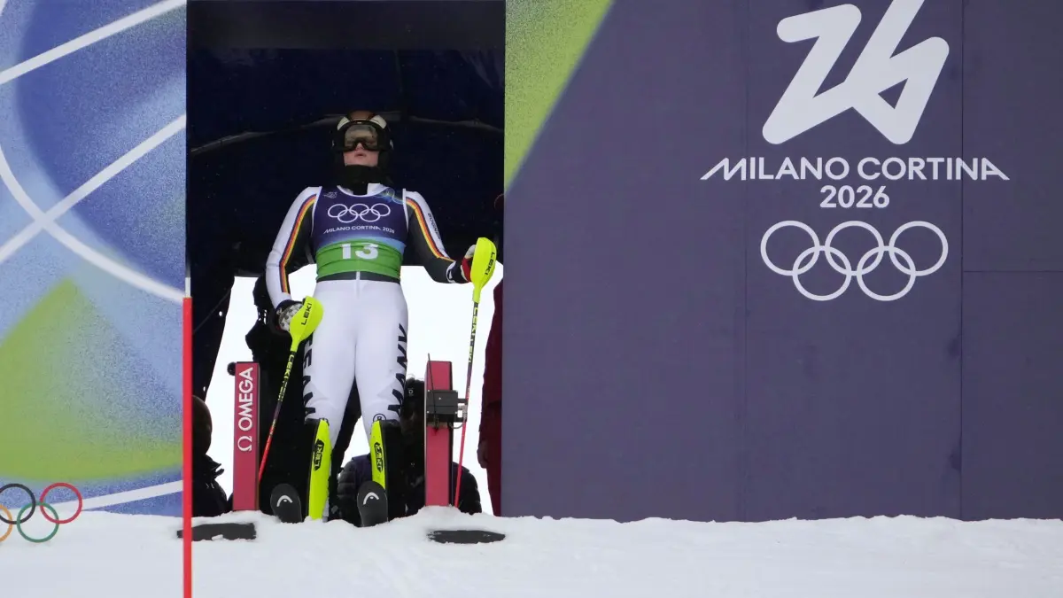 Olympische Winterspiele 2026: 10.02.2026, Italien, Cortina d'Ampezzo: Olympia, Olympische Winterspiele Mailand Cortina 2026, Ski alpin, Tofane, Team-Kombination, Frauen, Slalom, Emma Aicher (Deutschland) steht für ihr Rennen bereit. Foto: Jacquelyn Martin/AP/dpa +++ dpa-Bildfunk +++