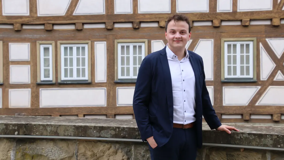 Luca Köngeter, FDP-Landtagskandidat im Wahlkreis Hall, vor dem Alten Schloss in Gaildorf