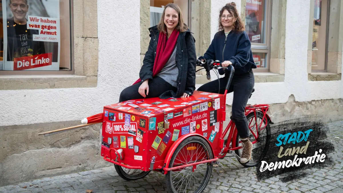 Anne Zerr Bundestagsabgeordnete die Linke und Katja Mittelstädt (die Linke) vor dem Tübinger Wahlkreisbüro in der Altstadt.